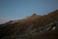 Bergflanke östlich des Grimselsees in der in der November-Abenddämmerung