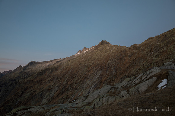 Bergflanke östlich des Grimselsees in der in der November-Abenddämmerung